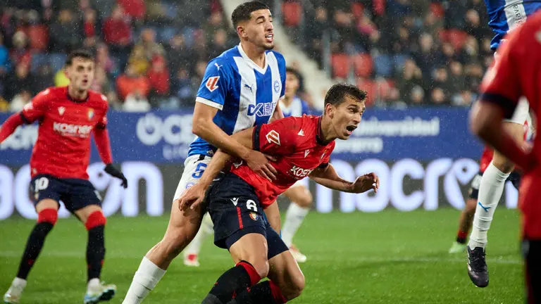 Abdel Abqar (5. Deportivo Alavés) y Lucas Torró (6. CA Osasuna) durante el partido de La Liga EA Sports entre CA Osasuna y Deportivo Alavés disputado en el estadio de El Sadar en Pamplona. IÑIGO ALZUGARAY