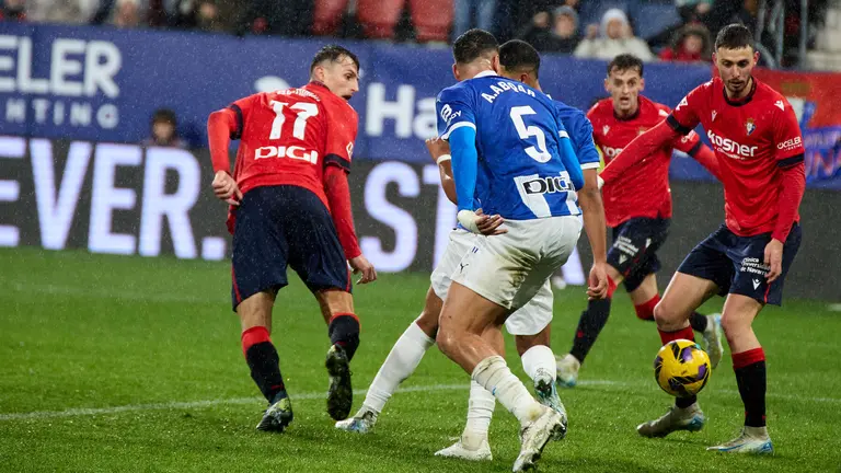Partido de La Liga EA Sports entre CA Osasuna y Deportivo Alavés disputado en el estadio de El Sadar en Pamplona. IÑIGO ALZUGARAY