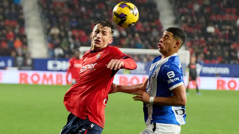 Ante Budimir (17. CA Osasuna) y Santiago Mouriño (12. Deportivo Alavés) durante el partido de La Liga EA Sports entre CA Osasuna y Deportivo Alavés disputado en el estadio de El Sadar en Pamplona. IÑIGO ALZUGARAY