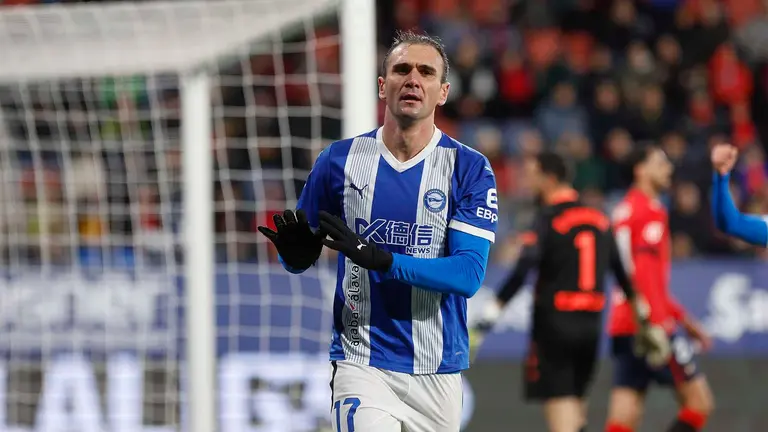 El delantero del Alavés, Kike García, tras conseguir el segundo gol del equipo vitoriano durante el encuentro correspondiente a la jornada 16 de LaLiga EA Sports que disputan Osasuna y el Alavés en el Estadio El Sadar de Pamplona. EFE/ Villar López