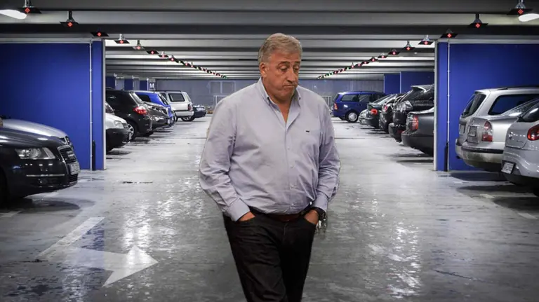 Fotomontaje de Joseba Asirón sobre una imagen de un parking subterráneo.