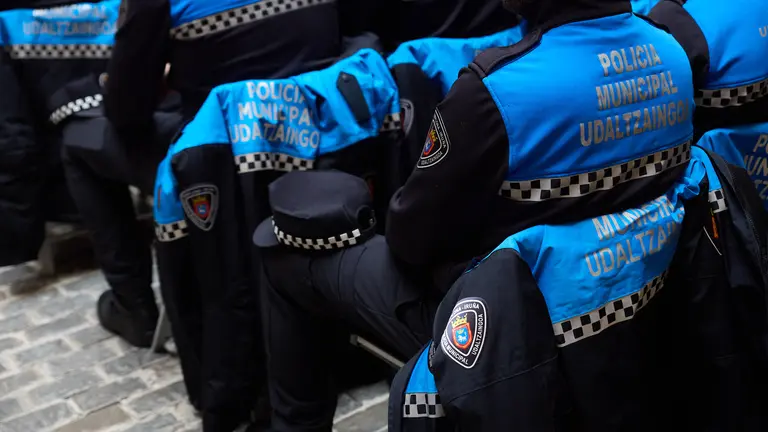 El alcalde de Pamplona, Joseba Asiron; el concejal delegado de Seguridad y Convivencia Ciudadana, Endika Alonso; y el jefe de la Policía Municipal de Pamplona, Antonio Sánchez, presiden el acto de nombramiento de nuevos agentes de la Policía Municipal de Pamplona en el Palacio del Condestable.IÑIGO ALZUGARAY