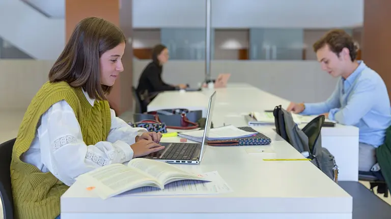 Imagen de varios alumnos estudiando en la Universidad de Navarra. CEDIDA