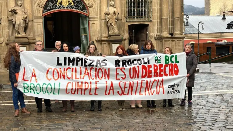 Concentración en Pamplona de trabajadores de Limpiezas Brócoli. ELA