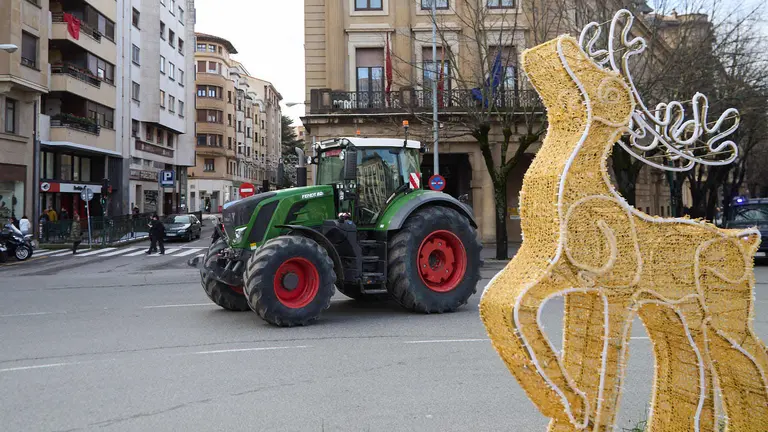 Tractorada en Pamplona organizada por la Asociación Semilla y Belarra, en defensa de la agricultura, de la ganadería y del mantenimiento de los pueblos de Navarra. IÑIGO ALZUGARAY