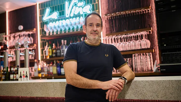 Carlos Baztan, del restaurante "La Viña Gastroteka" en la calle Jarauta 10. PABLO LASAOSA