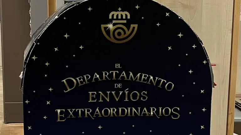 Los cinco buzones mágicos de las oficinas de Correos de Navarra ya reciben las cartas infantiles. CEDIDA