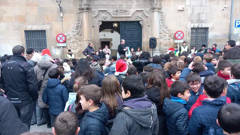 Niños de varios colegios de Pamplona junto al arzobispo Florencio Roselló en la ronda de villancicos. IGLESIA NAVARRA
