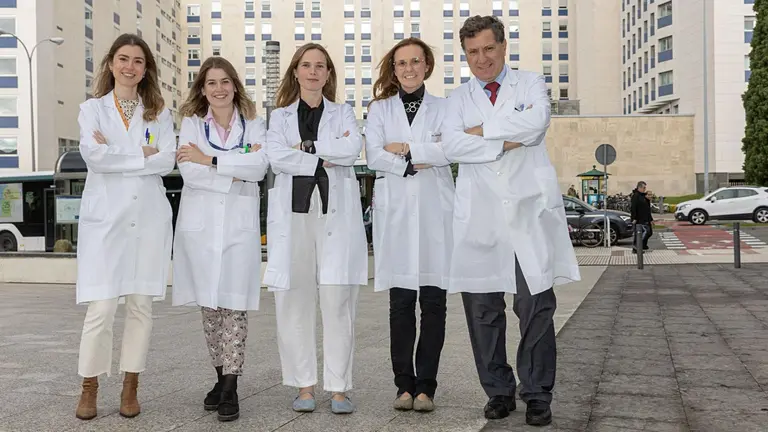 De izquierda a derecha: Paula Romano y María Gárate, coordinadoras de la Unidad Central de Ensayos Clínicos, y los doctores Anna Vilalta, María Rodríguez Ruiz e Ignacio Melero -investigador principal del ensayo. CLÍNICA UNIVERSIDAD DE NAVARRA