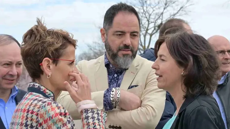 La concejala de Tudela y parlamentaria foral, Olga Chueca, junto al portavoz socialista, Ramón Alzórriz y la presidenta Chivite. PSN/PSOE