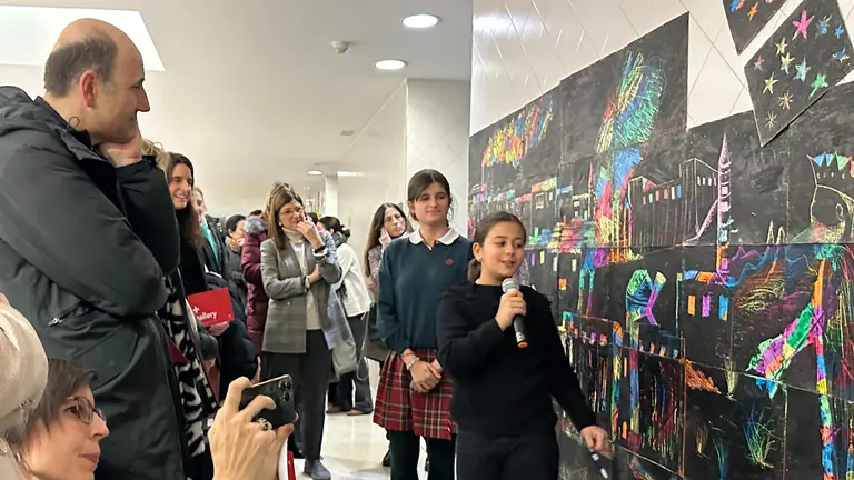 El colegio Miravalles-El Redín transforma sus pasillos en una galería de arte con una exposición bajo el nombre bajo el nombre ‘Christ + gallery’.