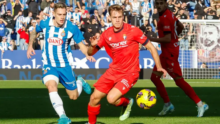 Pol Lozano (i), del Espanyol, se enfrenta a Pablo Ibáñez (d), del Osasuna, durante su partido de la jornada 17 LaLiga de fútbol, este sábado en el RCDE Stadium, en Cornellà de Llobregat (Barcelona). EFE/ Andreu Dalmau