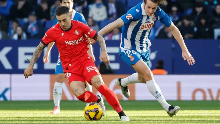 El defensa de Osasuna Rubén Peña y el centrocampista del Espanyol Alex Kral, durante el partido de la jornada 17 LaLiga de fútbol, este sábado en el RCDE Stadium, en Cornellà de Llobregat (Barcelona). EFE/ Andreu Dalmau