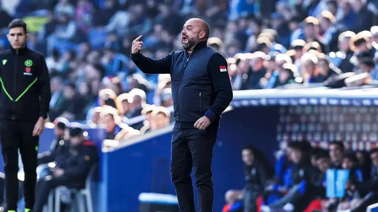 Manolo Gonzalez,, entrenador del Espanyol, habla con sus jugadores. Javier Borrego / AFP7 / Europa Press.