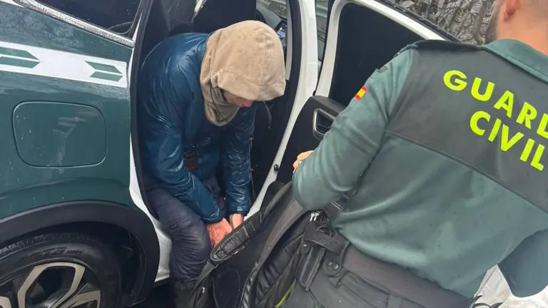 Momento en el que la Guardia Civil localiza a un peregrino extraviado. GUARDIA CIVIL