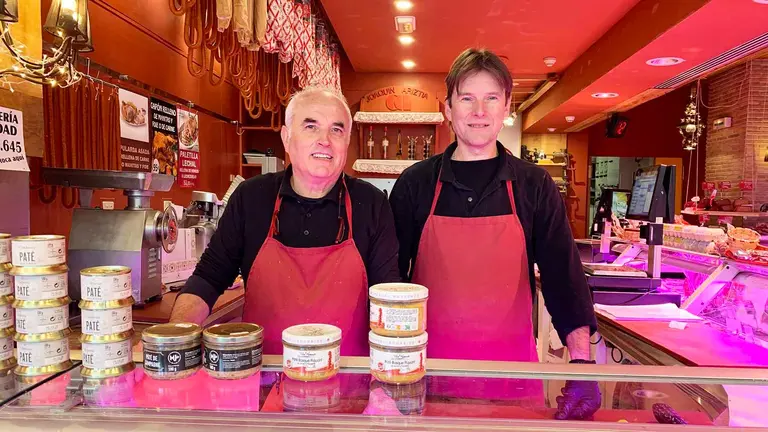 Joaquín Ariztia y Javier Sarasa en la carnicería Ariztia en Pamplona. Navarra.com