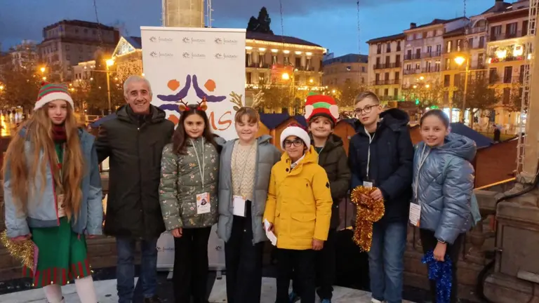 Los alumnos del Colegio Jesuitinas graban su especial de Navidad en la Plaza del Castillo