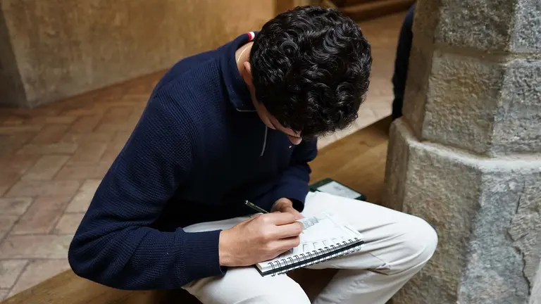 Estudiantes de 1º de Arquitectura de la Universidad de Navarra descubren el valor arquitectónico y cultural de Pamplona a través del dibujo.