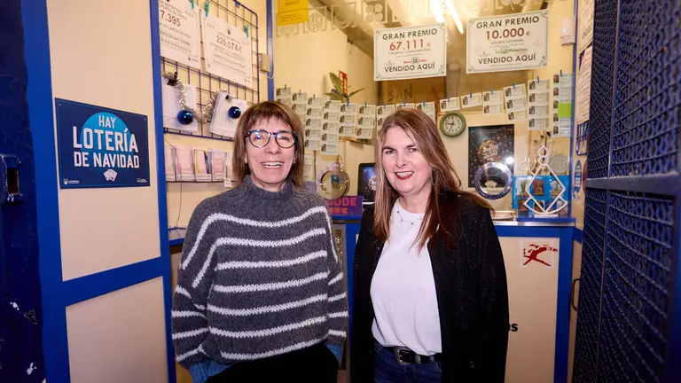 Maite Urroz y Ana Cañamares, de la administración de Loterías nº 1 San Fermín, en la calle Mayor 87 de Pamplona. IÑIGO ALZUGARAY