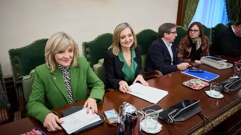 Cristina Ibarrola junto a concejales de UPN minutos antes de comenzar el pleno del Ayuntamiento de Pamplona. PABLO LASAOSA
