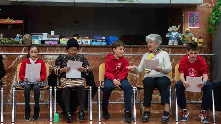 Tres niños entre dos personas mayores en el centro Convive Leyre. AYUNTAMIENTO DE PAMPLONA