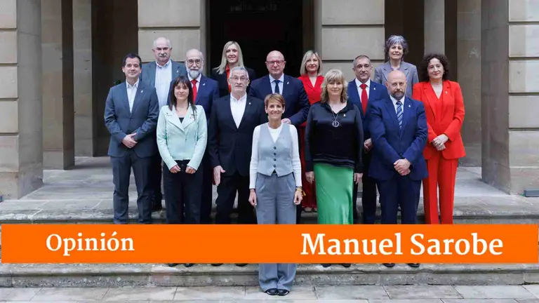 La presidenta del Gobierno de Navarra junto a sus consejeros.