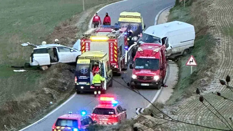Policía Foral, bomberos y servicios de emergencias en el lugar del siniestro donde han chocado frontalmente un turismo y una furgoneta. CEDIDA