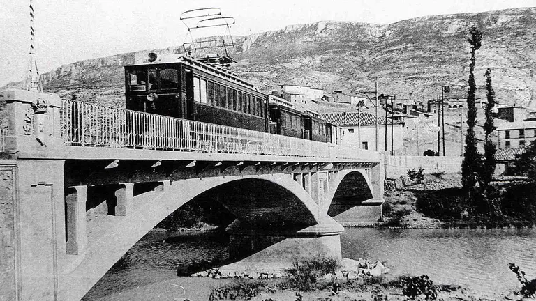 Imagen histórica del tren Irati a su paso por el puente de Liédena. MANCOMUNIDAD DE LA COMARCA DE SANGÜESA