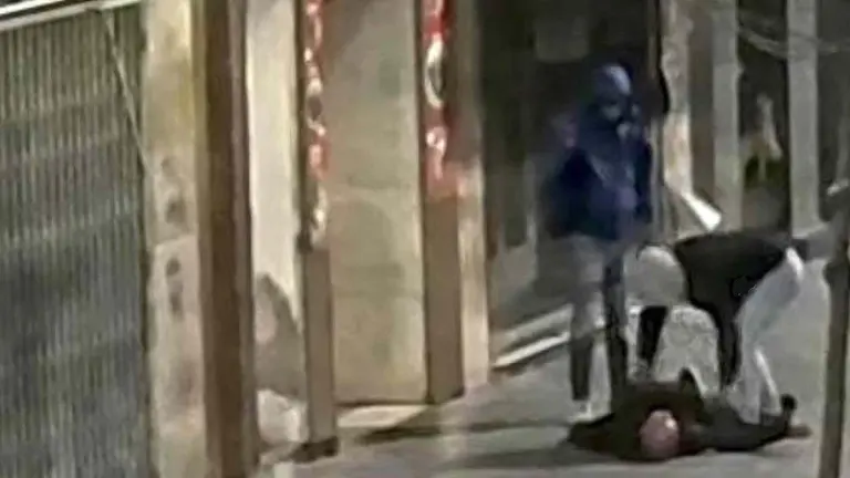 Las cámaras de seguridad captaron la paliza y el momento del robo. POLICÍA FORAL