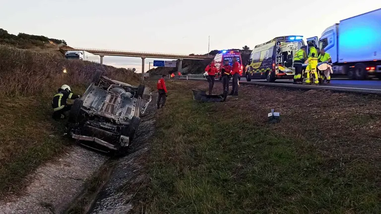 Bomberos y equipos sanitarios atienden el siniestro en la AP-15. BOMBEROS DE NAVARRA