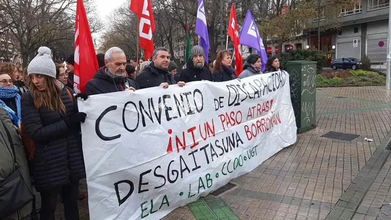 Trabajadores del sector de la discapacidad se han concentrado este jueves frente al Parlamento de Navarra. ELA