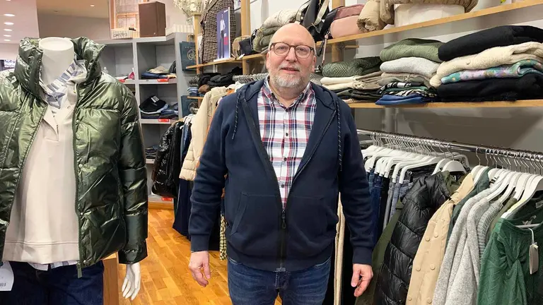 Alberto Gómez de Segura en su tienda de la calle Mayor de Estella. Navarra.com