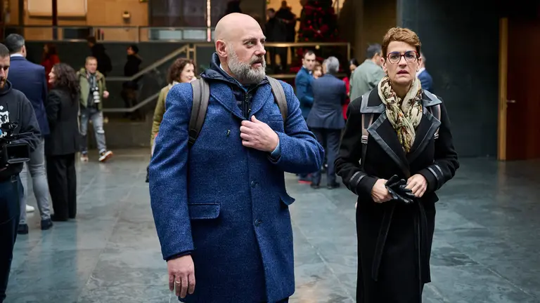 Jose Luis Arasti y María Chivite en su llegada al Parlamento. PABLO LASAOSA