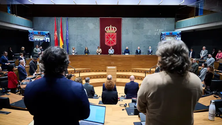 Minuto de silencio en el Parlamento. PABLO LASAOSA