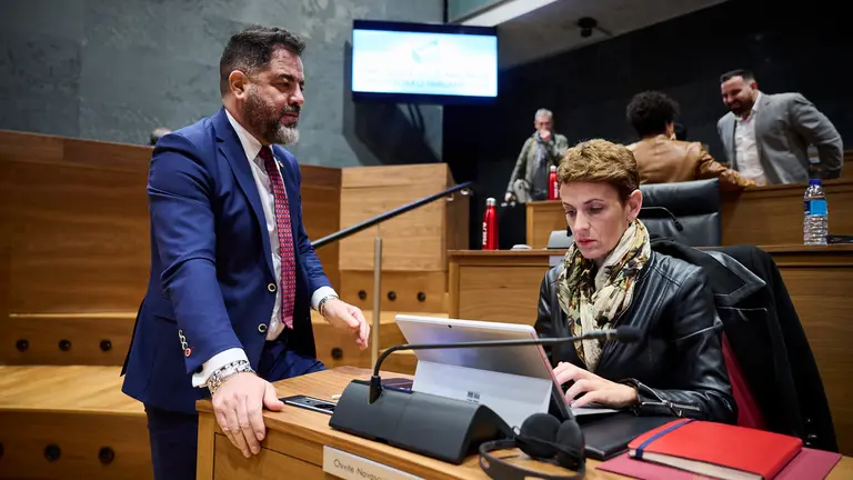 Ramón Alzórriz junto a María Chivite minutos antes de comenzar el pleno del Parlamento. PABLO LASAOSA