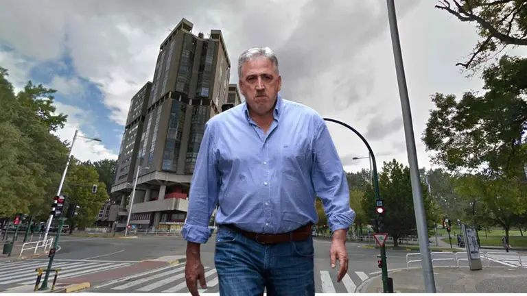 Fotomontaje de Joseba Asirón en una foto del centro de Pamplona sin tráfico.