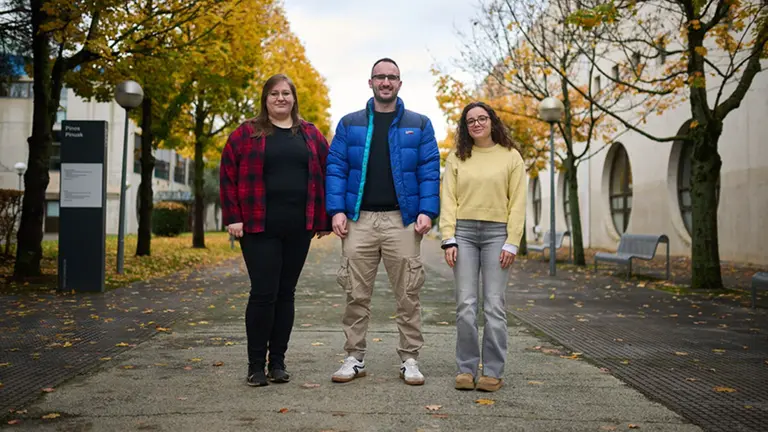 De izq. a dcha.: Svetla Plamenova, Asier Senosiain y Olivia Aguado, en el campus de Arrosadia. UNIVERSIDAD PÚBLICA DE NAVARRA