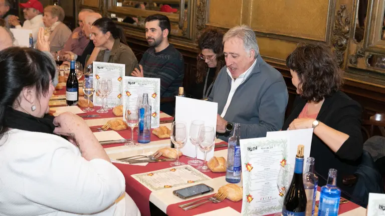 El alcalde de Pamplona, Joseba Asirón, ha disfrutado de una comida navideña junto a las personas residentes de los apartamentos municipales. AYUNTAMIENTO DE PAMPLONA