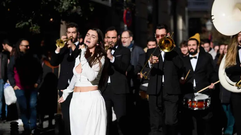 Amaia Romero interpretando su tema "Tengo un pensamiento" por las calles de Madrid. LA REVUELTA