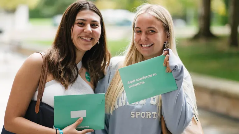 Dos estudiantes con sus cartas de bienvenida a CampusHome. CEDIDA