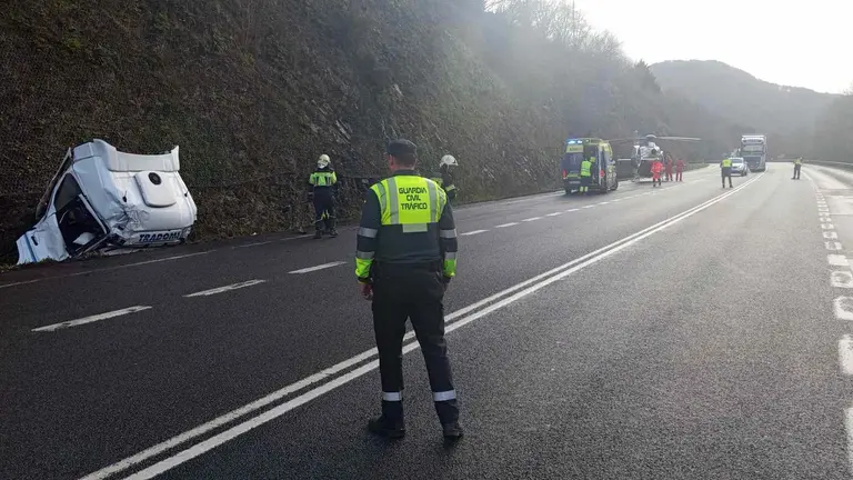 El camión ha quedado empotrado en el talud. Al fondo se ve el helicóptero que ha trasladado al herido. GUARDIA CIVIL