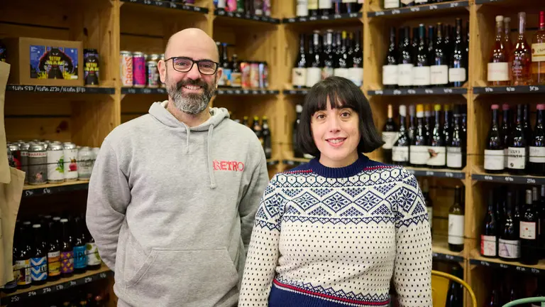 Ana Murillo y Mikel Garrués de El Retrogusto es mío, establecimiento especializado en cerveza y vino en la calle Bardenas Reales 68 de Sarriguren. PABLO LASAOSA