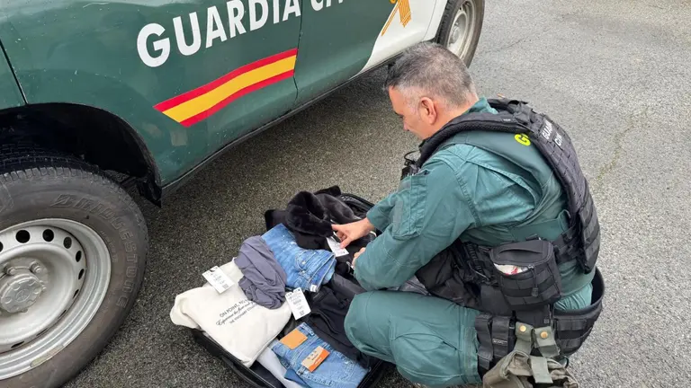 Maleta con los objetos sustraídos en el centro comercial. - GUARDIA CIVIL