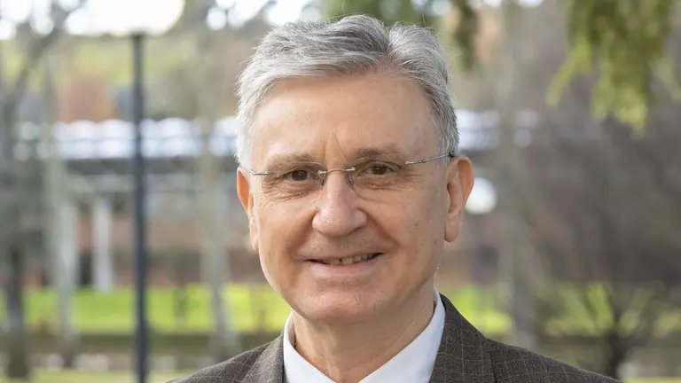 El profesor de la Universidad de Navarra Fernando Sarrais analiza en su último libro los beneficios del juego para la salud mental a cualquier edad. CEDIDA