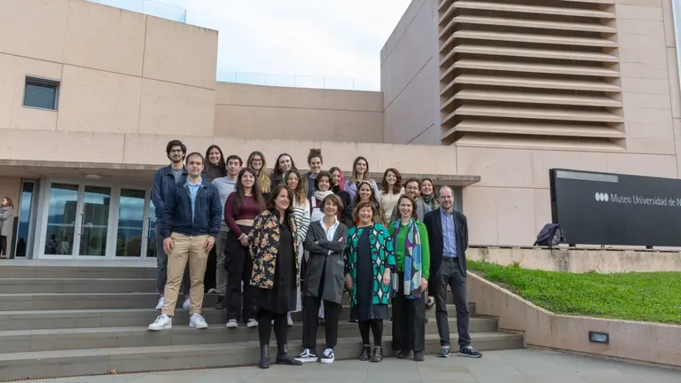 Estudiantes de la VII promoción del Máster en Estudios de Comisariado del MUN junto a Maribel López, directora de la Fundación ARCO;  los directores del TFM de las comisarias, María Aguilera y Gabriel Pérez-Barreiro (director artístico del MUN); y la coordinadora y la directora del Máster, María Ozcoidi y Nieves Acedo. Manuel Castells/ Museo Universidad de Navarra. CEDIDA