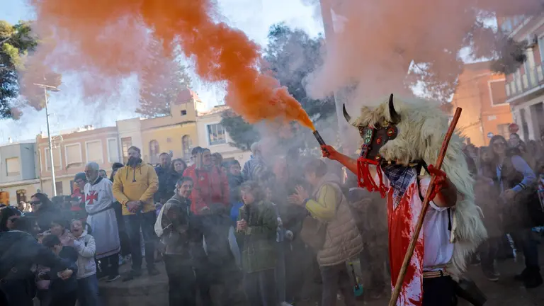 La Casa de Cultura de Beriain (Navarra), el Ayuntamiento de Beriain y el Ayuntamiento de Massanasa (Valencia) celebran en esta localidad un acto solidario para las familias afectadas por la dana, con un desfile cultural, en el que uno de los protagonistas es el Olentzero, el "papá Noel" vasco, que une las tradiciones de ambos municipios y el reparto de más de 1.300 juguetes. EFE/ Kai Försterling