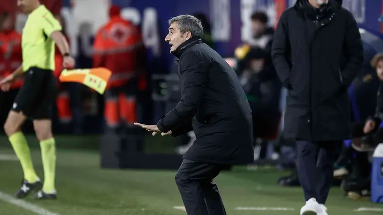 El entrenador del Athletic de Bilbao, Ernesto Valverde, durante el encuentro de la jornada 18 de LaLiga que Atlético Osasuna y Athletic de Bilbao disputan este sábado en El Sadar. EFE/Jesús Diges