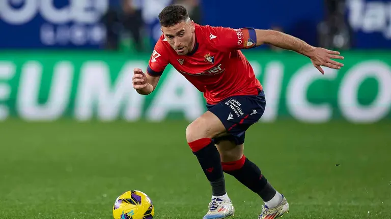 Kike Barja en acción durante el partido entre Osasuna y Athletic en Pamplona.

Ricardo Larreina / AFP7 / Europa Press