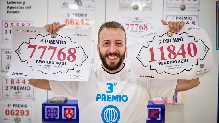 Adolfo Mendizábal, de la administración de lotería de La Morea donde ha caído un tercer y cuarto premio. PABLO LASAOSA