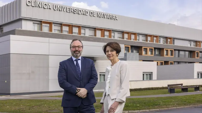 Álvaro Zabala y Esperanza Lozano ante la fachada de la Clínica Universidad de Navarra en Madrid. CLÍNICA UNIVERSIDAD DE NAVARRA